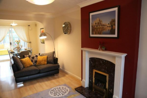 Stylish and Spacious Home with Garden Views - near MCR Airport and Ample Free Parking